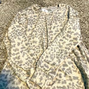 Gorgeous Woman's Sundry Sweater-Perfect for Cozy Days!